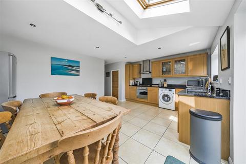 10 Chesholt Close, Fernhurst, Haslemere, GU27 3EB