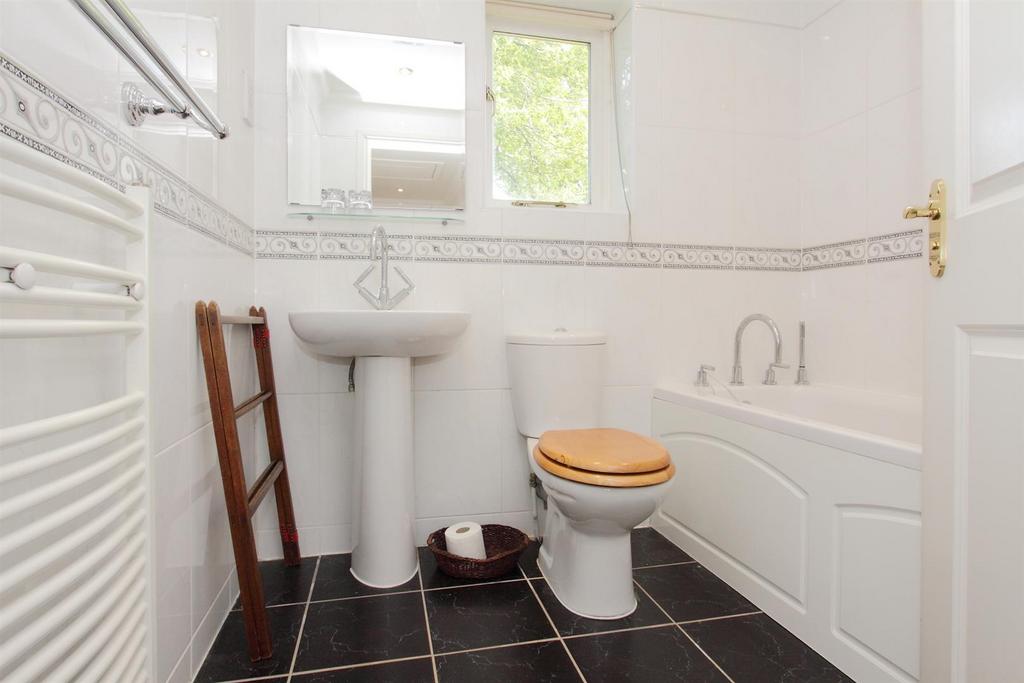 5 Fifehead Manor - Bathroom