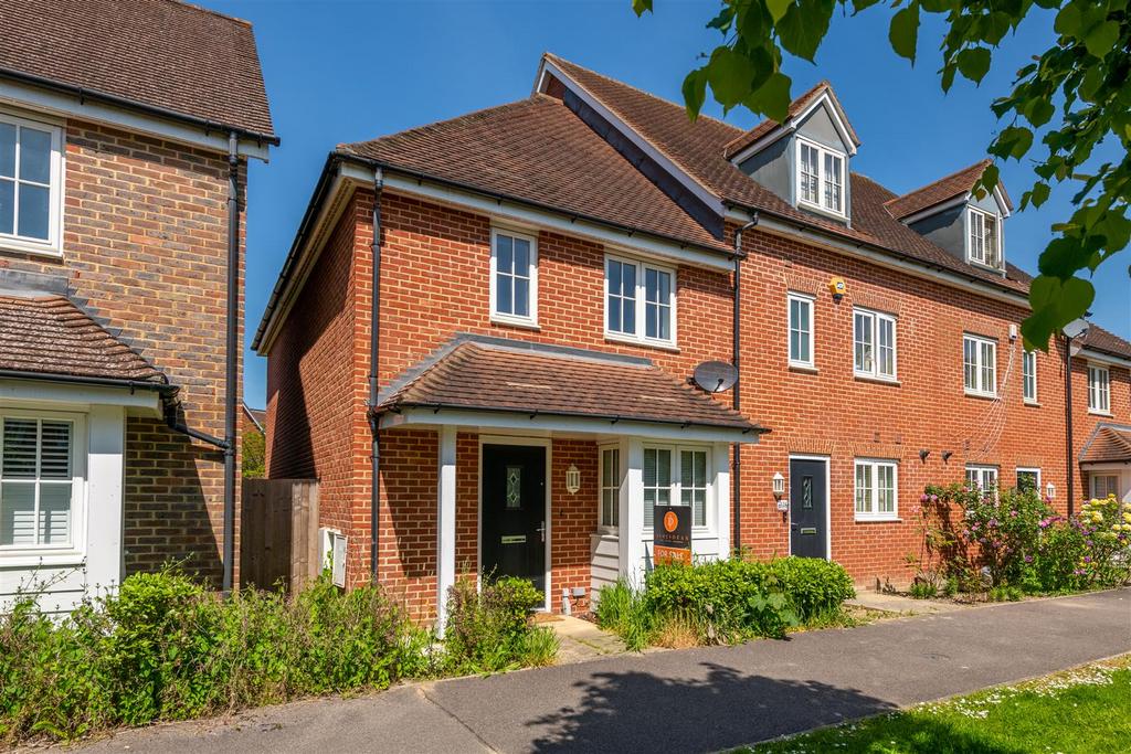 Brookfield Drive, Horley 3 bed semidetached house £410,000