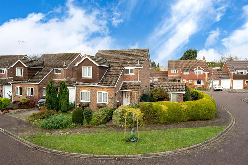 Wallace Drive, Eaton Bray... 3 bed detached house £475,000