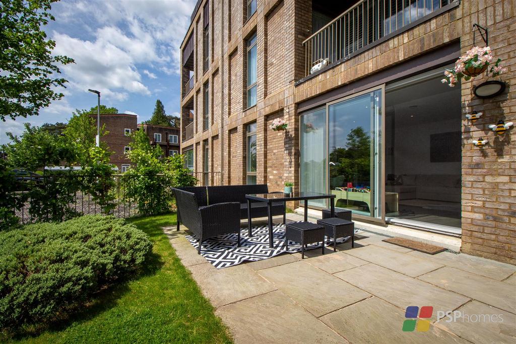 GARDEN APARTMENT Church Road, Haywards Heath 2 bed flat for sale £