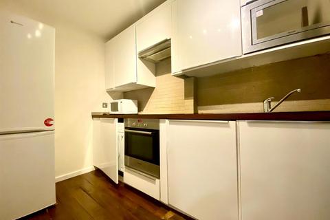 4 bedroom flat to rent - Clipstone Street, London