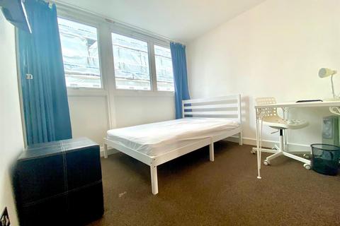4 bedroom flat to rent - Clipstone Street, London