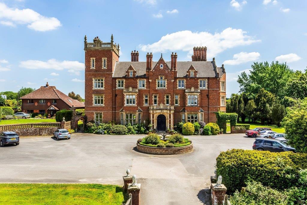 LYNE HOUSE, CAPEL, RH5 2 bed apartment £375,000