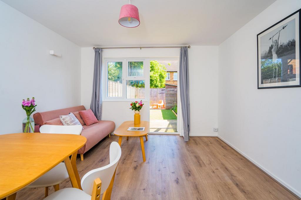 Hellyer Way, Bourne End, SL8 2 bed terraced house £367,000