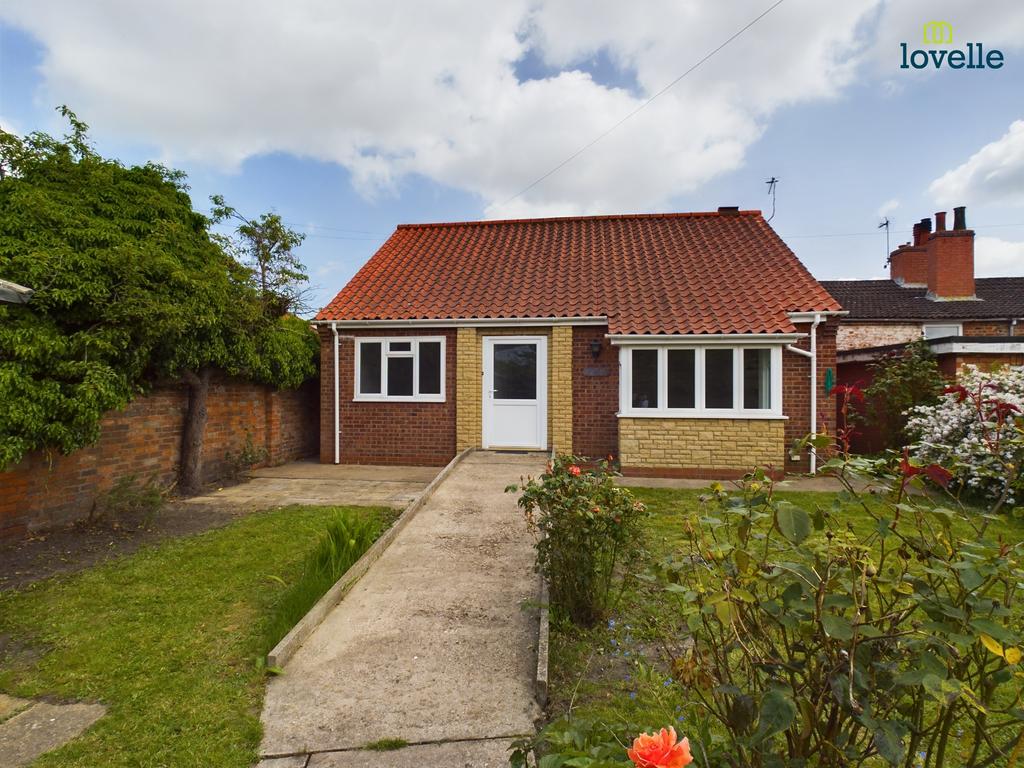 Rhodes Passage, Market Rasen, LN8 2 bed detached bungalow £225,000