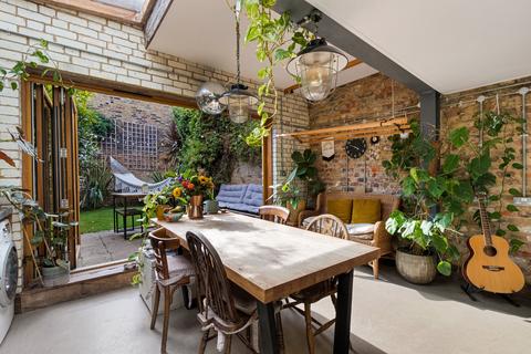 43 Kenton Road, London, E9 7AB