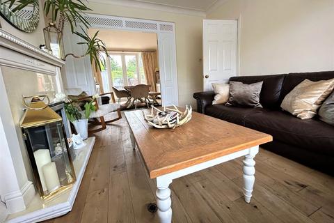 3 bedroom terraced house to rent, Malvern Avenue, London