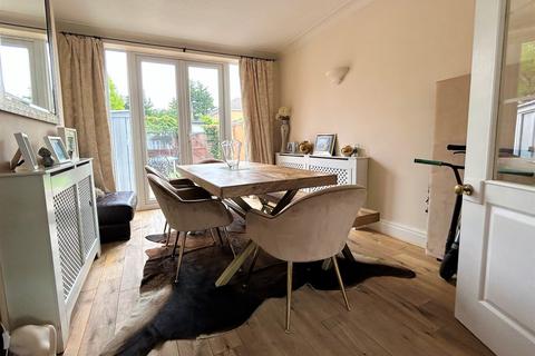 3 bedroom terraced house to rent, Malvern Avenue, London