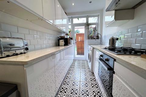 3 bedroom terraced house to rent, Malvern Avenue, London