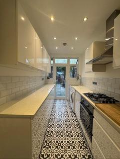 3 bedroom terraced house to rent, Malvern Avenue, London