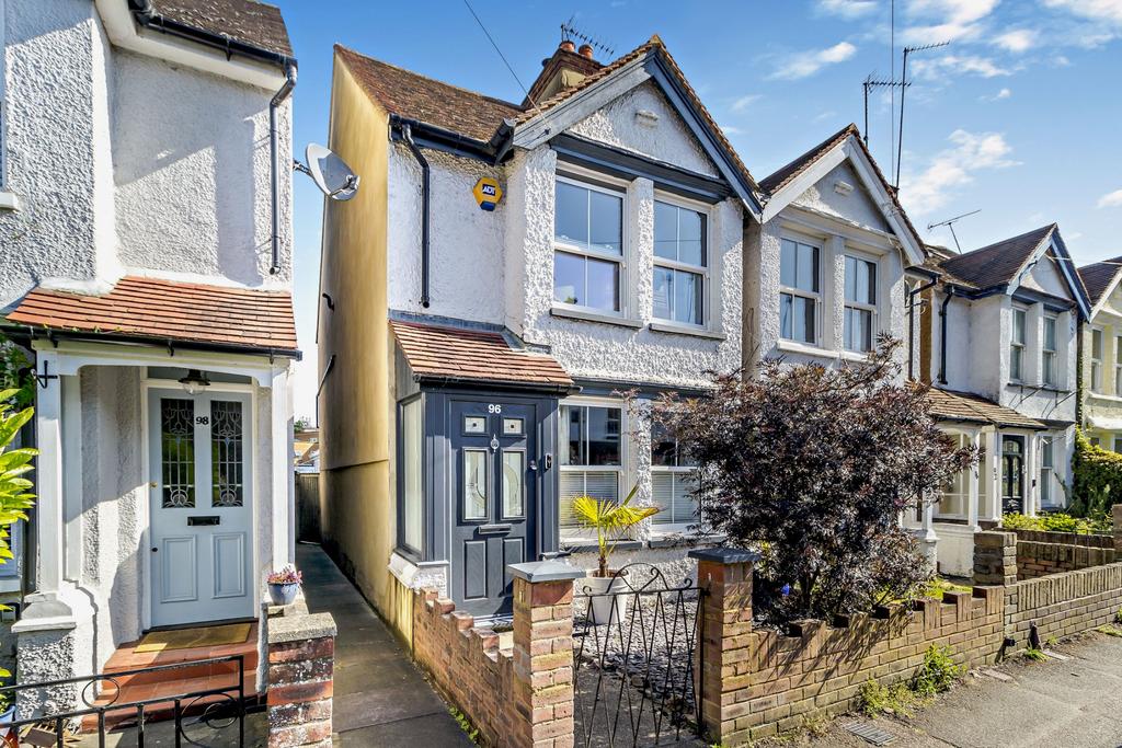 Ebury Road, Rickmansworth, WD3 3 bed semidetached house £730,000