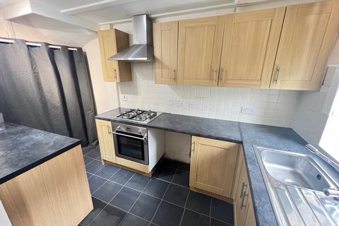 2 bedroom end of terrace house to rent, Fixby Avenue, Halifax HX2