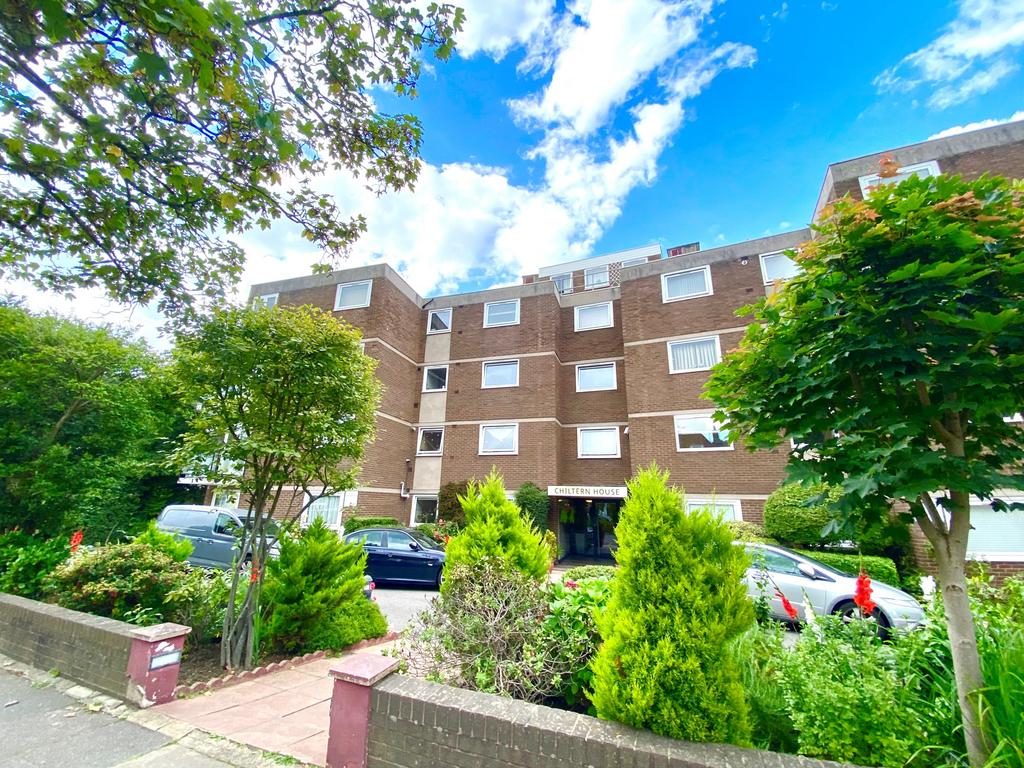 Chiltern House, Hillcrest Road... 3 bed flat £3,000 pcm (£692 pw)