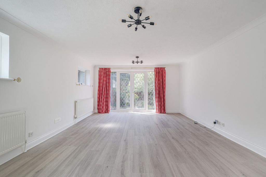 Elmhurst Avenue, Benfleet, SS7 4 bed detached house £1,800 pcm (£415 pw)