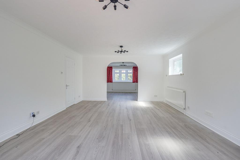 Elmhurst Avenue, Benfleet, SS7 4 bed detached house £1,800 pcm (£415 pw)