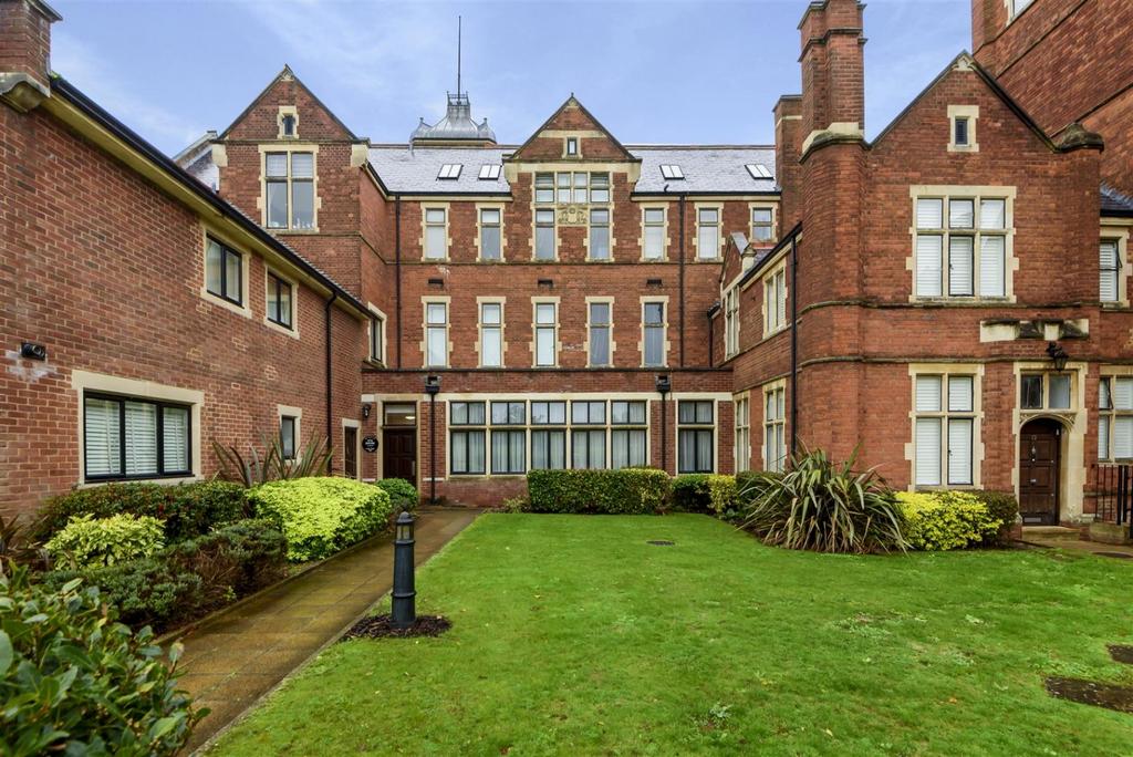 Royal Connaught Drive, Bushey WD23 1 bed apartment £1,650 pcm (£381 pw)