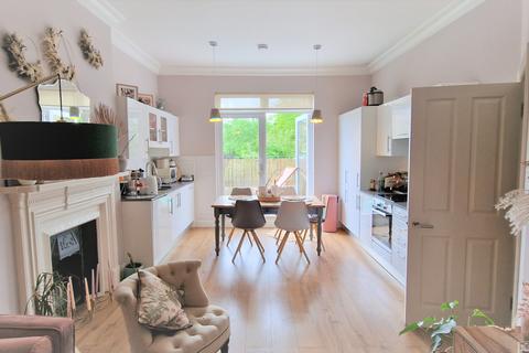 3 bedroom flat for sale, Muswell Road, Muswell Hill N10