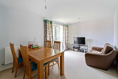 2 bedroom flat for sale, Yew House, Plantation Close, Bushey