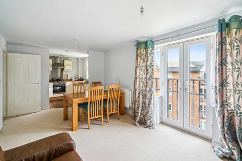 2 bedroom flat for sale, Yew House, Plantation Close, Bushey