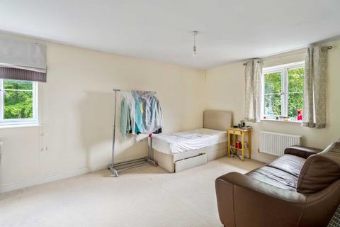 2 bedroom flat for sale, Yew House, Plantation Close, Bushey