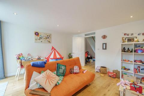 38 Mountbatten Close, London, SE19 1AP