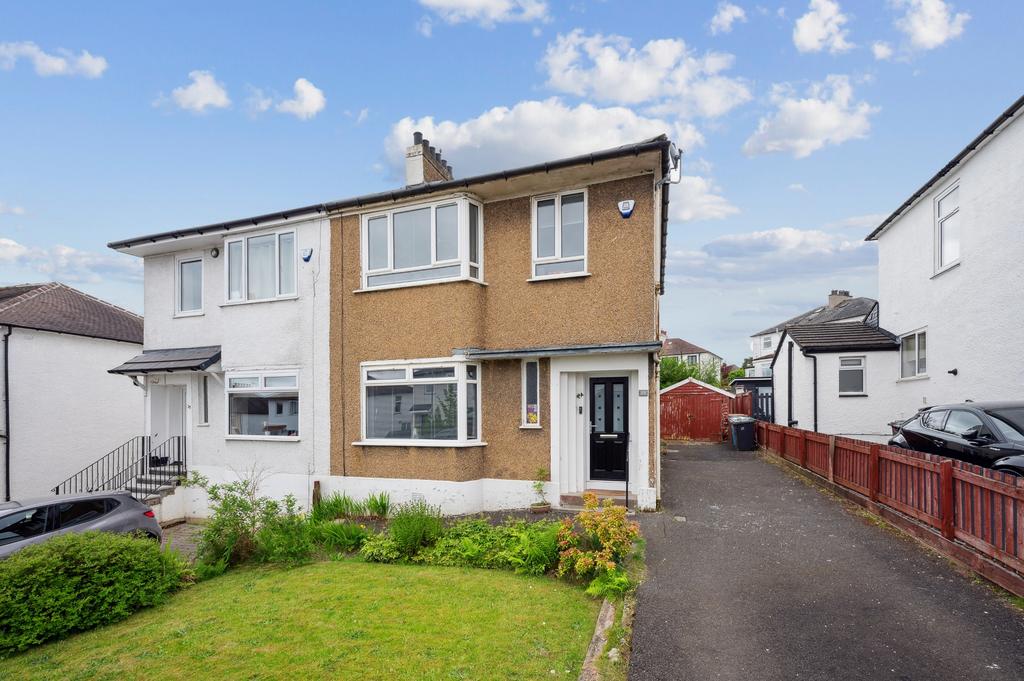 Southlea Avenue, Thornliebank... 3 bed semi-detached house - £265,000