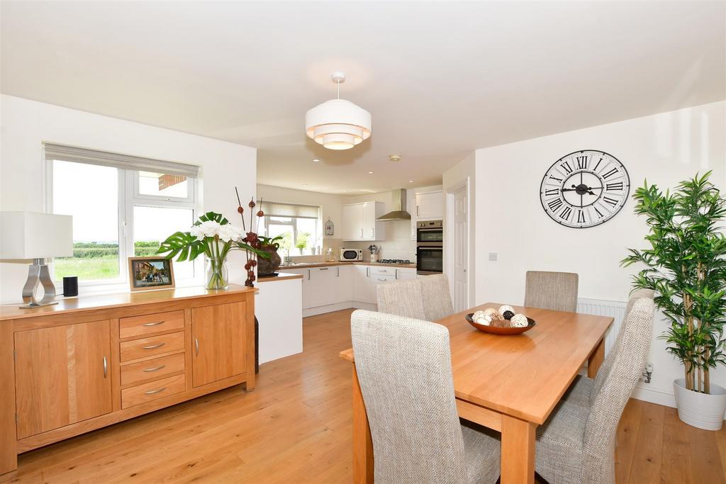 Dining/Kitchen Area