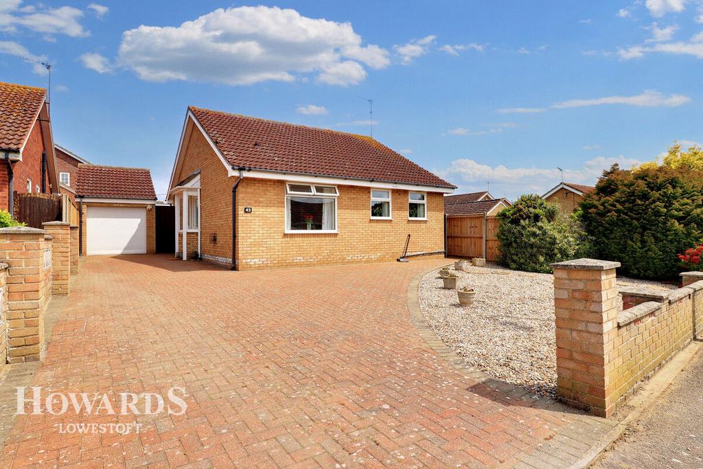 Elmdale Drive, Carlton Colville 3 bed detached bungalow for sale £300,000
