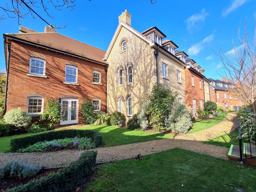 Fleur De Lis, Wantage OX12 2 bed apartment for sale £320,000