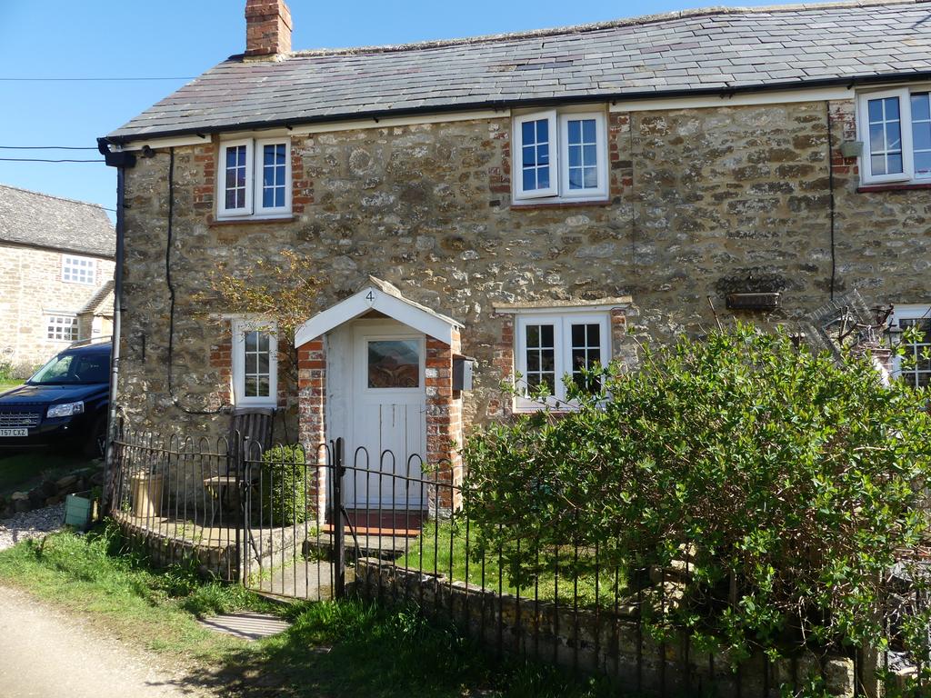 Hampton, Near Highworth SN6 9 bed terraced house for sale £800,000