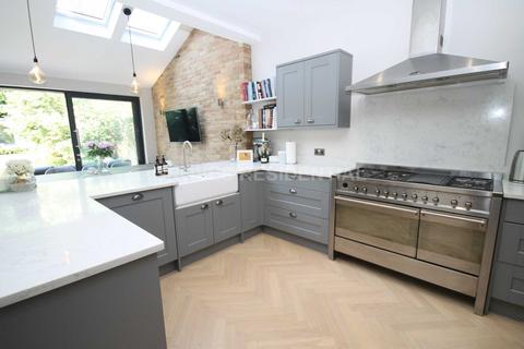 109 Chestnut Grove, New Malden, KT3 3JT