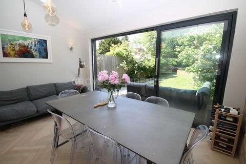 109 Chestnut Grove, New Malden, KT3 3JT