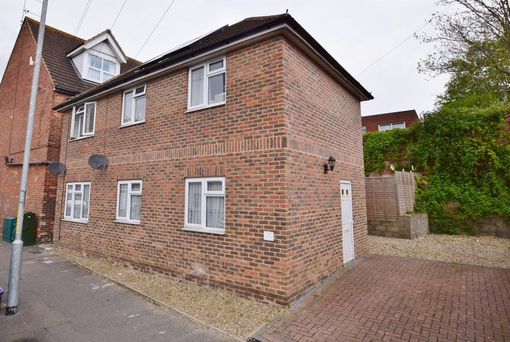 Bradstone Avenue, Folkestone, CT19 5AG 2 bed flat £795 pcm (£183 pw)