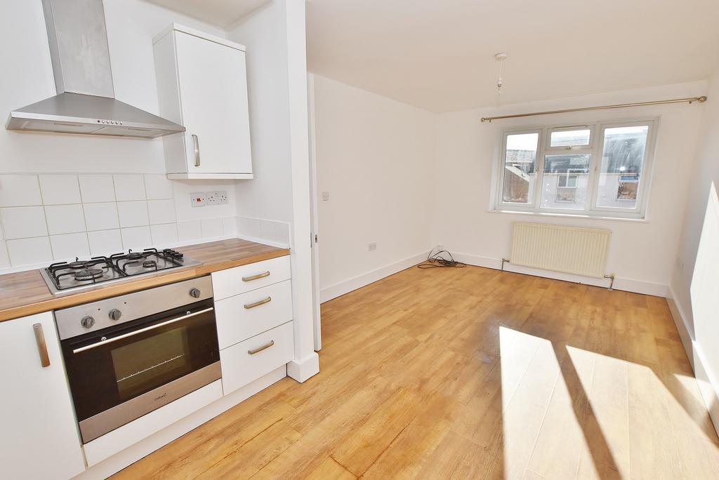 Bradstone Avenue, Folkestone, CT19 5AG 2 bed flat £795 pcm (£183 pw)