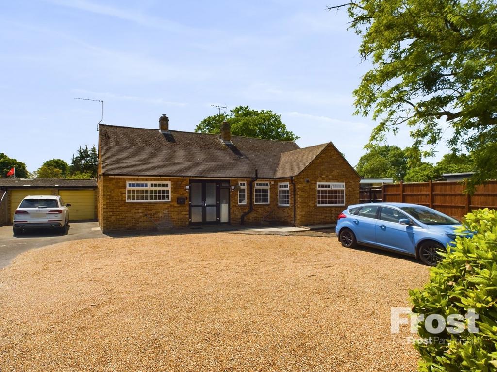 Park Avenue, Wraysbury, Berkshire, TW19 3 bed bungalow for sale £699,950