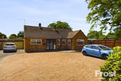 3 bedroom bungalow for sale, Park Avenue, Wraysbury, Berkshire, TW19