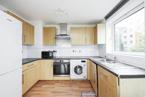 2 bedroom flat to rent, Inverness Mews, E16