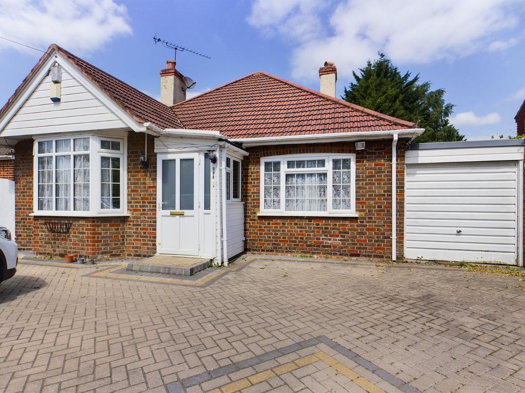 Green Lane, Chertsey, Surrey, KT16 4 bed bungalow £2,495 pcm (£576 pw)