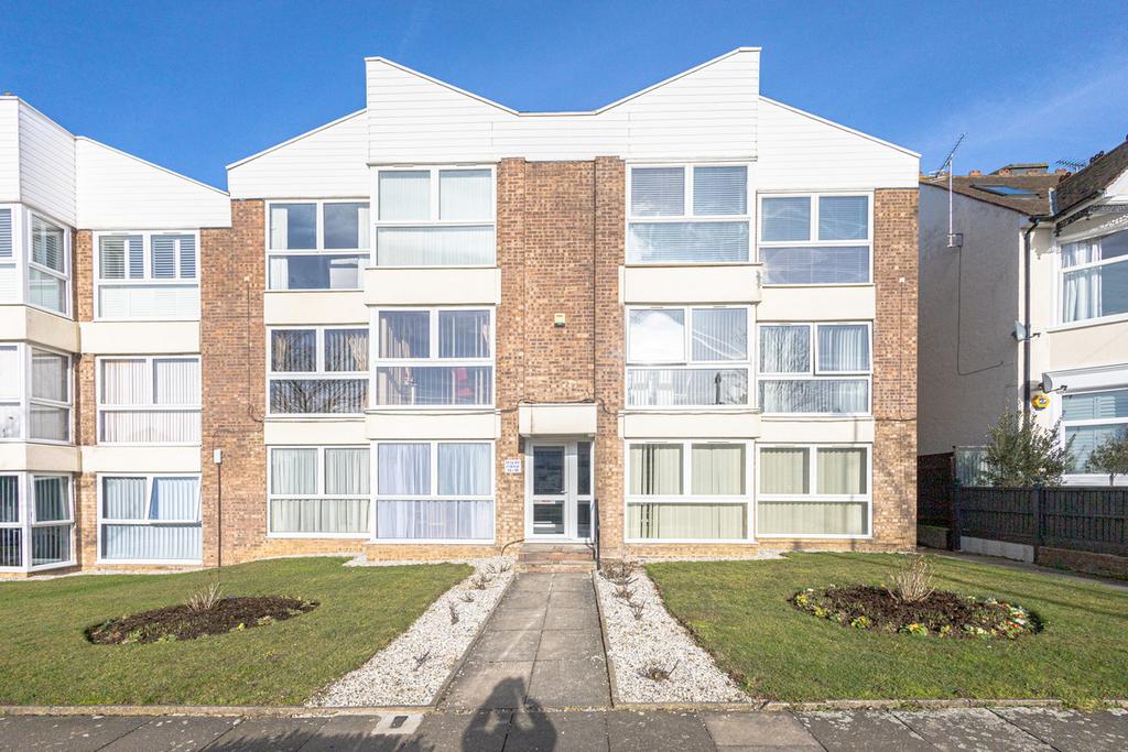 First Avenue, Westcliffonsea, SS0 2 bed flat for sale £315,000