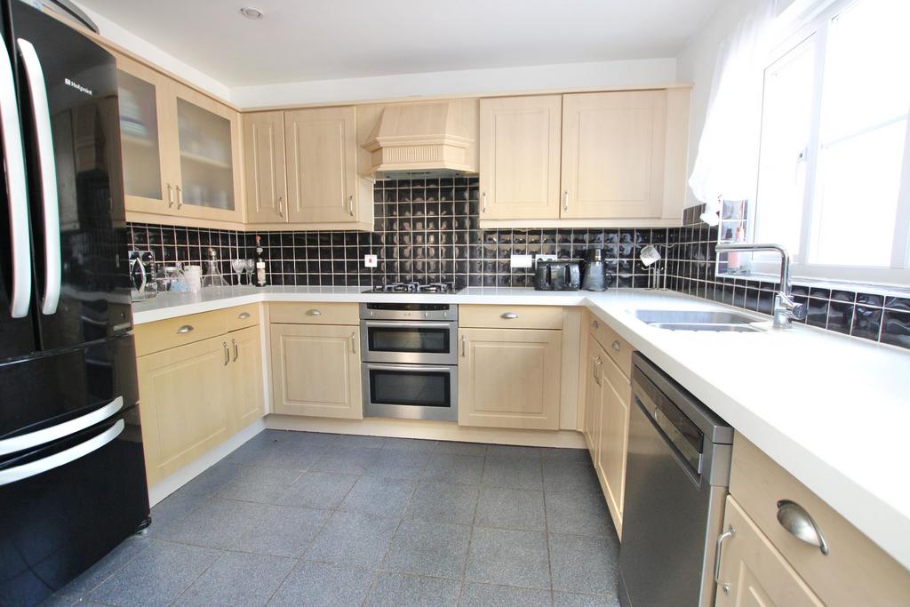 Caesar Avenue, Kingsnorth, Ashford 5 bed detached house £575,000