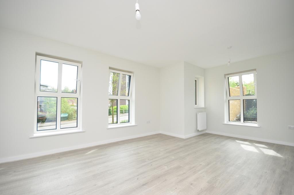 Godstone Road Caterham CR3 2 bed flat £1,600 pcm (£369 pw)