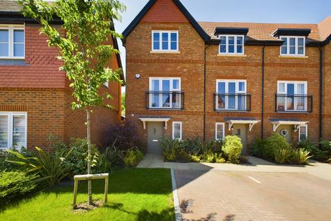 4 bedroom end of terrace house to rent, Aspen Road, High Wycombe, HP10 9FA