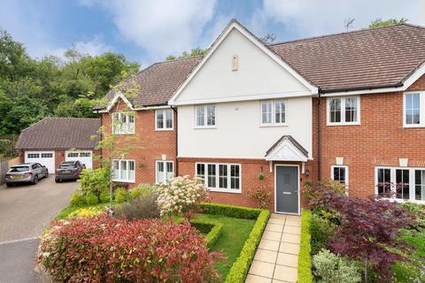 5 bedroom terraced house to rent, Woodlands Close, Dorking