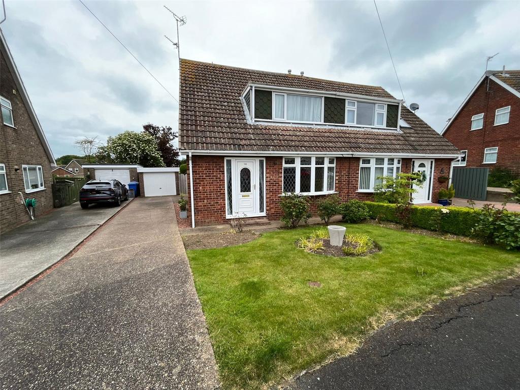 Hall Road, Sproatley, Hull, East Riding, HU11 3 bed semidetached house