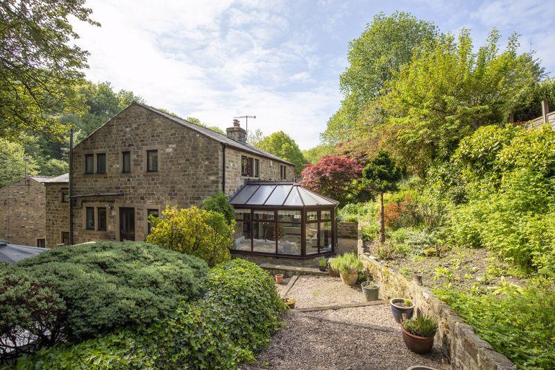 1 Willow Clough, Oldham Road, Ripponden HX6 4SA 4 bed detached house