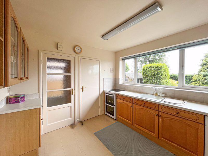 Larkspur Avenue, Burntwood, WS7 4SR 3 bed semidetached bungalow for