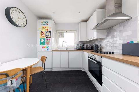 136 Avenue Road, London, N14 4DU