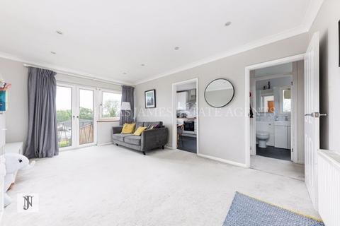 136 Avenue Road, London, N14 4DU