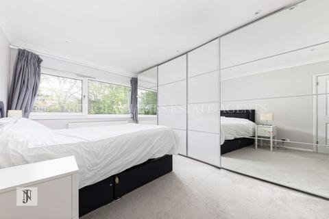 136 Avenue Road, London, N14 4DU